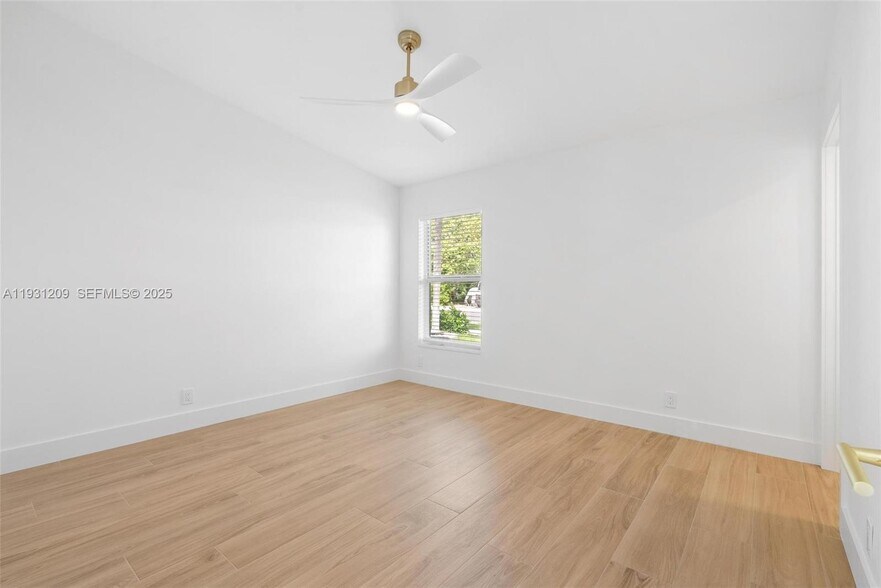 Building Photo - 102 SW 13th Ave