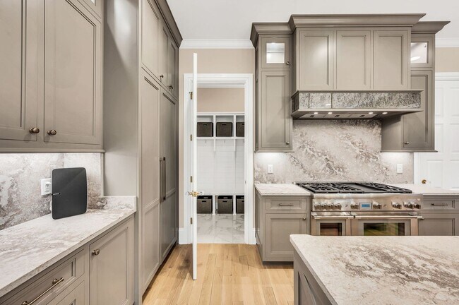 Building Photo - Franklin Gem Walking Distance to Downtown!