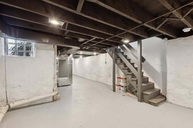 Building Photo - 302 Spring St