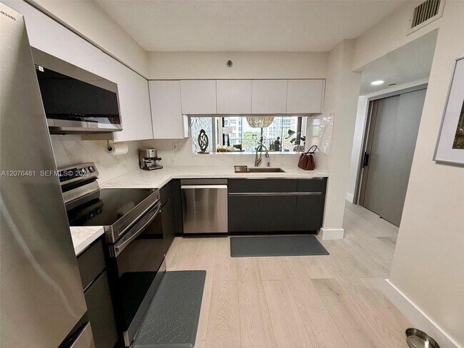 Building Photo - 5757 Collins Ave