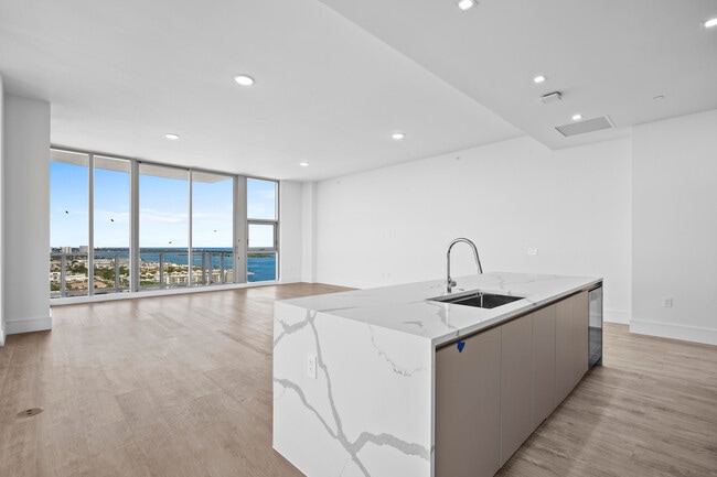 Building Photo - 220 Lake Shore Dr