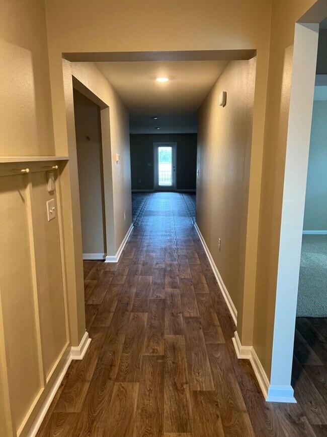 Building Photo - Spacious Modern Home in a Quiet Community!