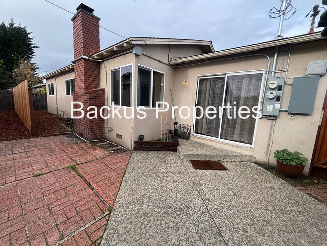 Building Photo - 827 Bedford Dr