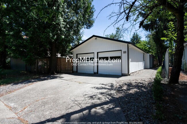 Building Photo - Updated Two Bedroom Duplex in Sellwood - Garage Included!