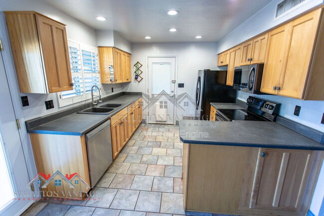 Building Photo - 1735 W Pampa Ave