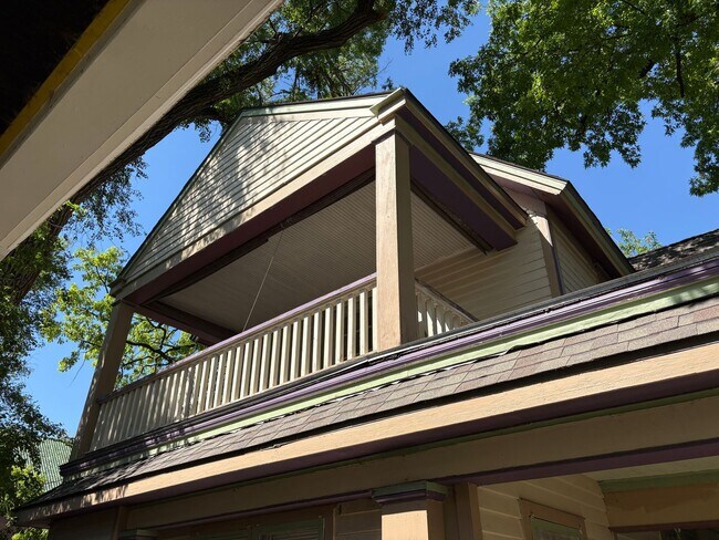 Building Photo - 4 bedroom 2 bathroom Historic Home Downtown Manhattan KS