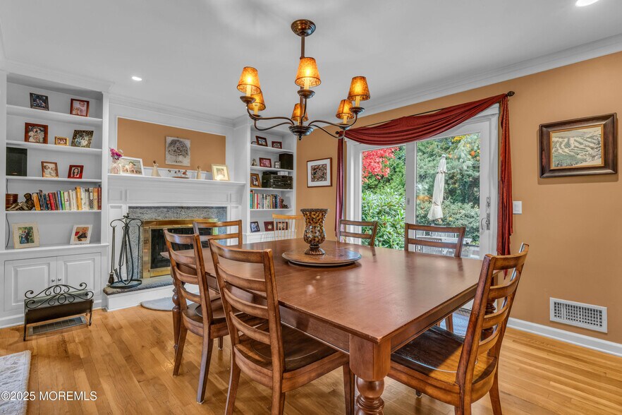 Building Photo - 2420 Cedar St