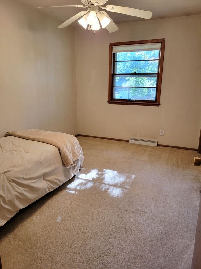 Building Photo - 3 Bedroom Unit