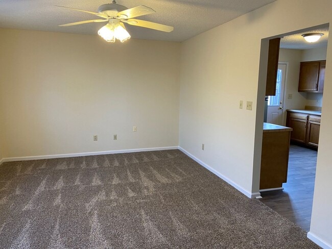 Building Photo - Two bedroom, one and a half bath duplex located near WKU