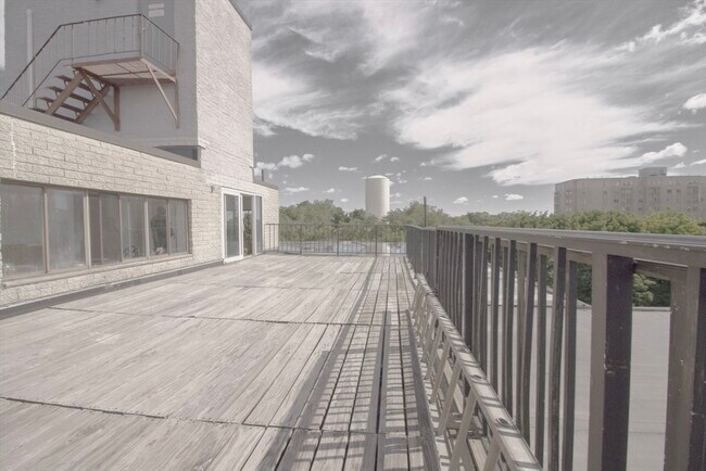 Building Photo - 308 Quarry St