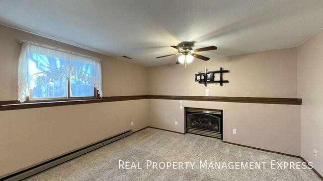 Building Photo - Spacious 4 Bed 2 Bath Single Family Home w...