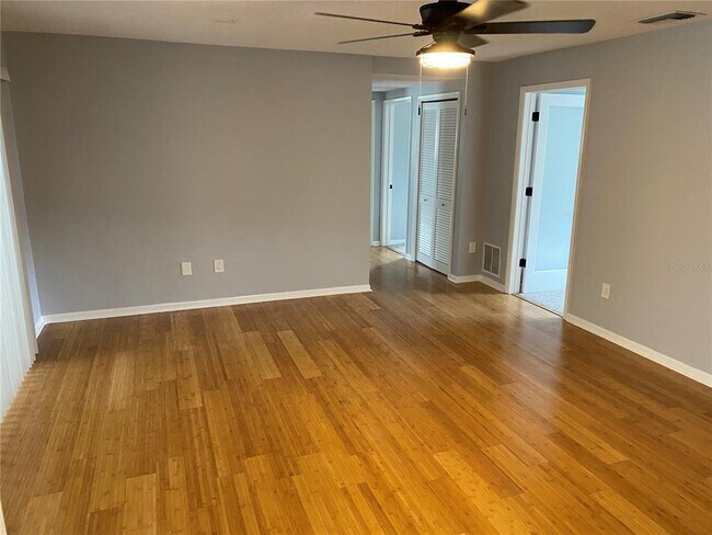 Building Photo - 701 Bluff View Dr