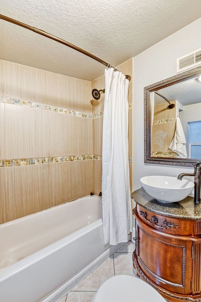 Building Photo - Updated Historic 5BR Near Downtown Denver & Light Rail! June Move-in Special!