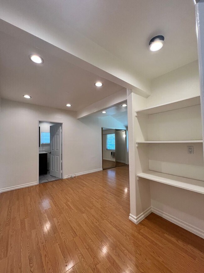 Building Photo - 711 Maltman Ave