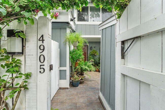 Building Photo - 4905 SW 71st Pl