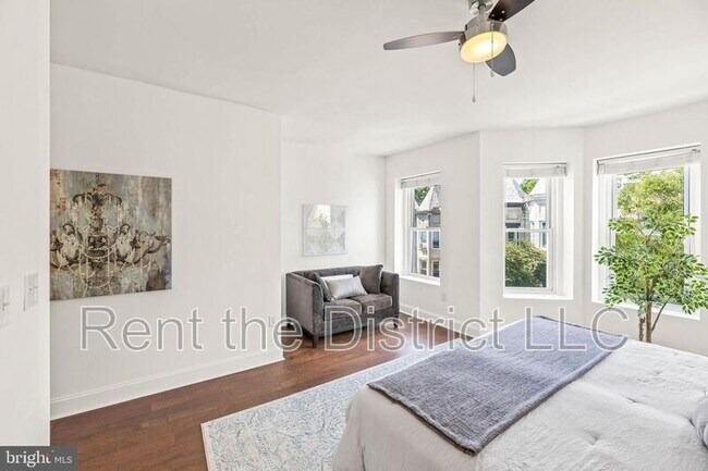 Building Photo - 25 Todd Pl NE