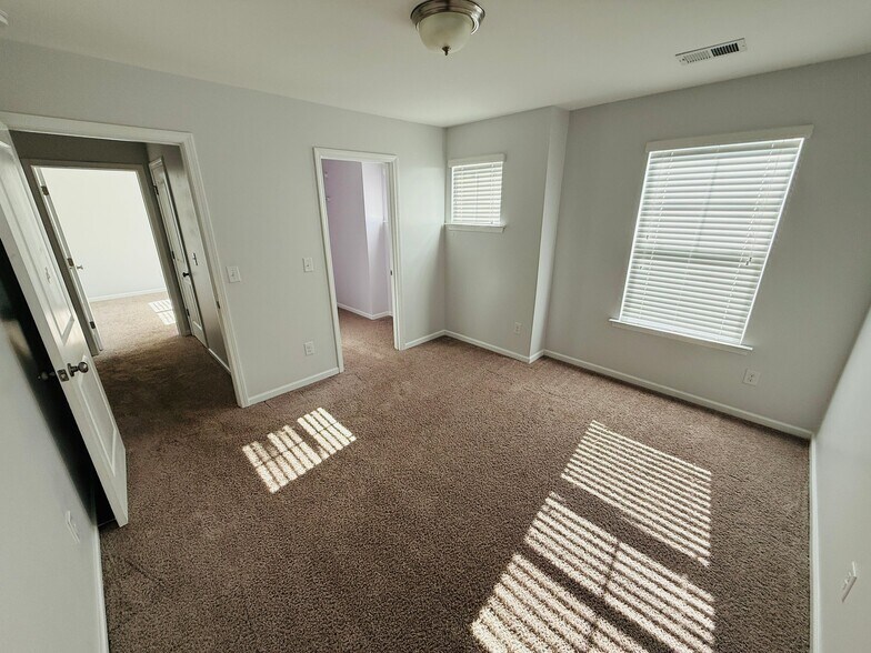 Building Photo - 223 Charter Oaks Dr