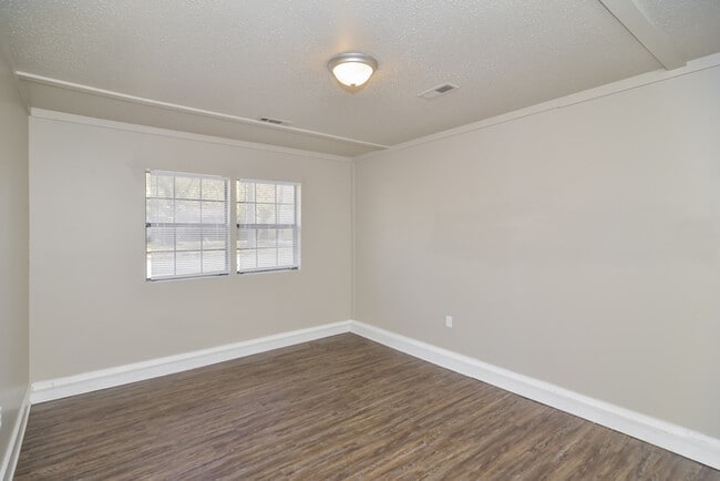 Building Photo - 2115 Fernbrook Dr NE