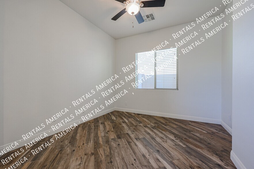 Building Photo - 4121 E Yellowstone Pl