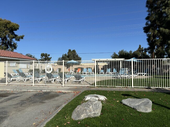 Building Photo - 2-Story, 2-Bedroom, Furnished/Unfurnished Condo For Rent