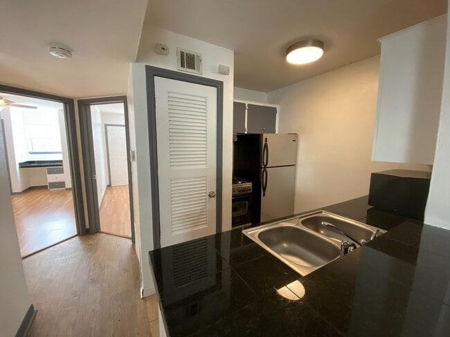 Building Photo - AVAILABLE:  2 BR-1 BA Hyde Park Condo / Laminate Wood Floors / Close to UT and Downtown