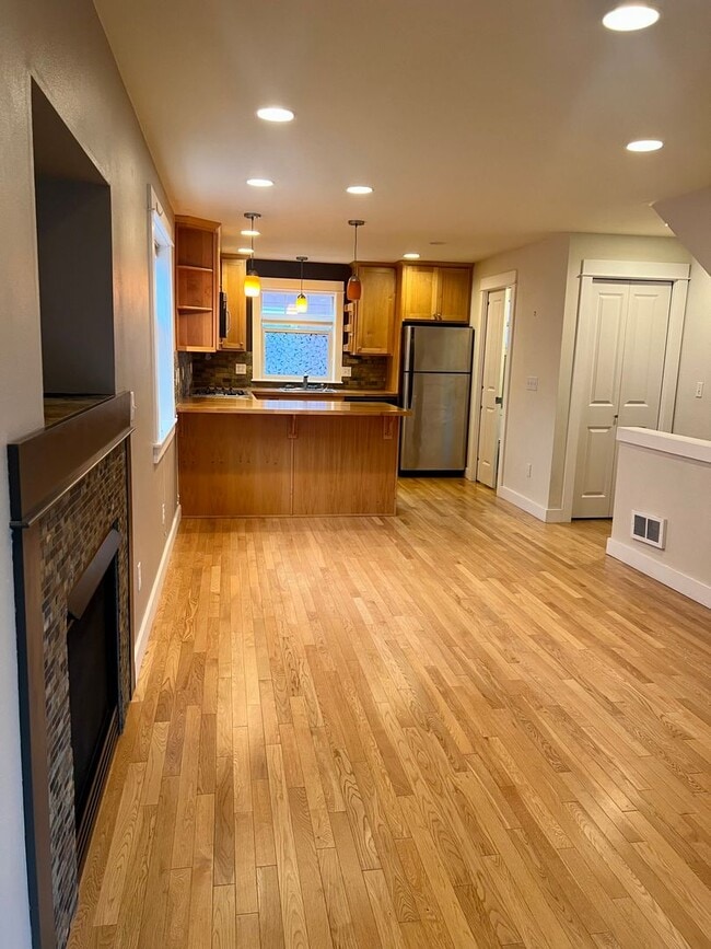 Building Photo - Available 1/1! Cozy townhouse in the Mt Ba...
