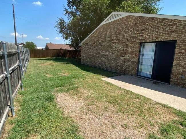 Building Photo - 543-545 Canary Lane