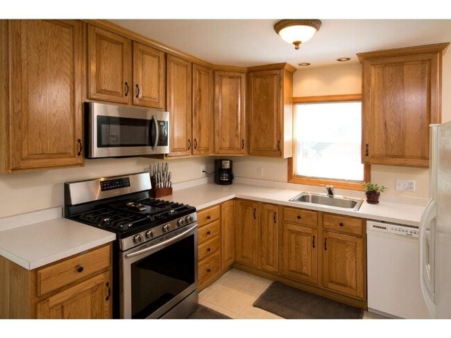 Building Photo - Upgraded 3 Bedroom Home Conveniently Locat...