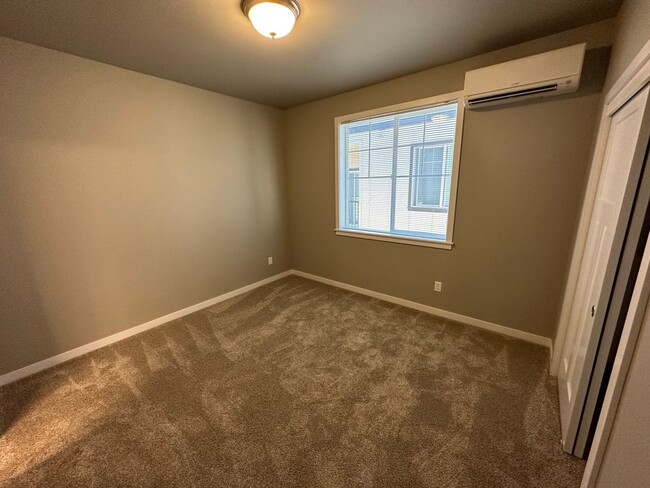 Building Photo - New 5 Bedroom / 5.5 Bath Townhome w/ A/C i...