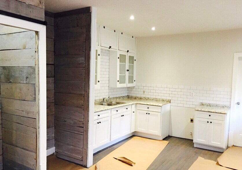 Open eat-in kitchen - 1131 W Lynwood Ave