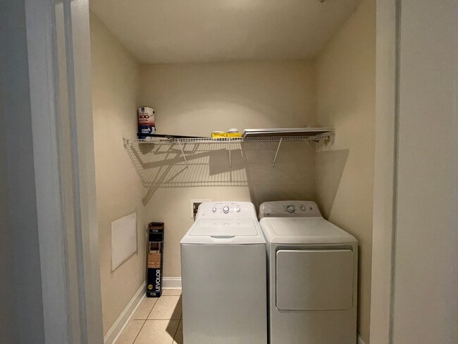 Building Photo - Upscale Condo In Park West