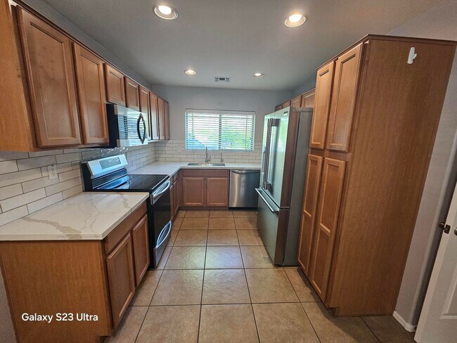 Building Photo - Well maintained 3 bedroom 2 bath charming home Free rent OAC