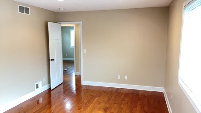 Building Photo - Single Family Home in St Paul with Garage!!