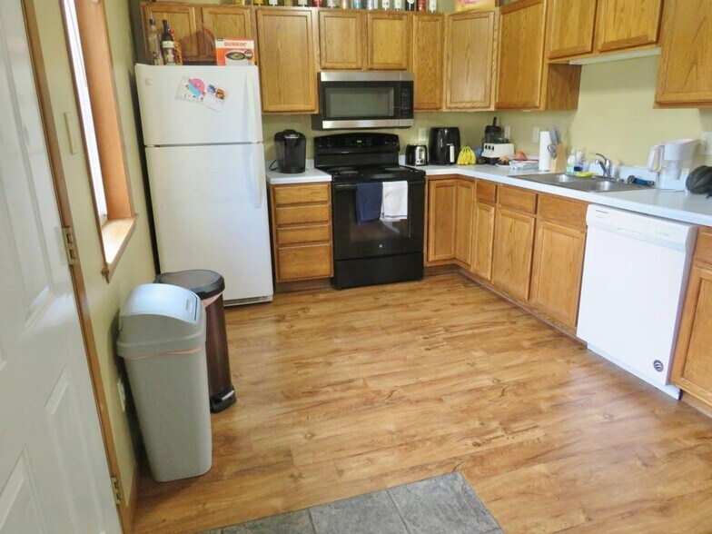 Building Photo - 1521 6th St E