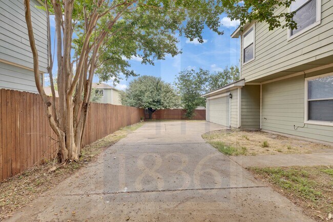 Building Photo - 2311 Bluffstone Dr