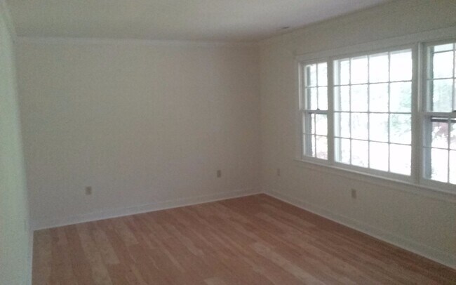 Building Photo - 3 Bedroom 2 bath Brick Ranch on 7.9 Acres ...