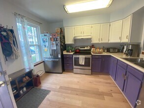 Building Photo - Cozy 2B/2B Remodeled Town Home Just Minute...