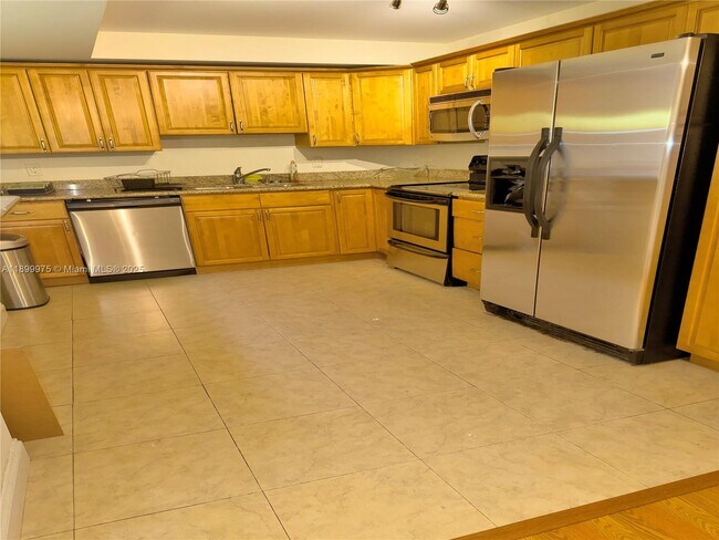 Building Photo - 400 Leslie Dr