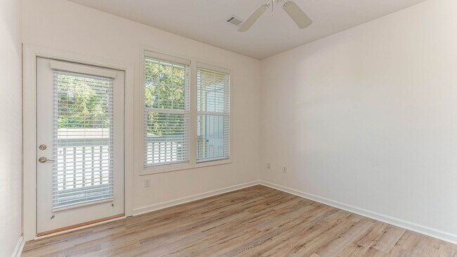 Building Photo - 1 Bedroom 1 Bath Condo in Southampton Poin...