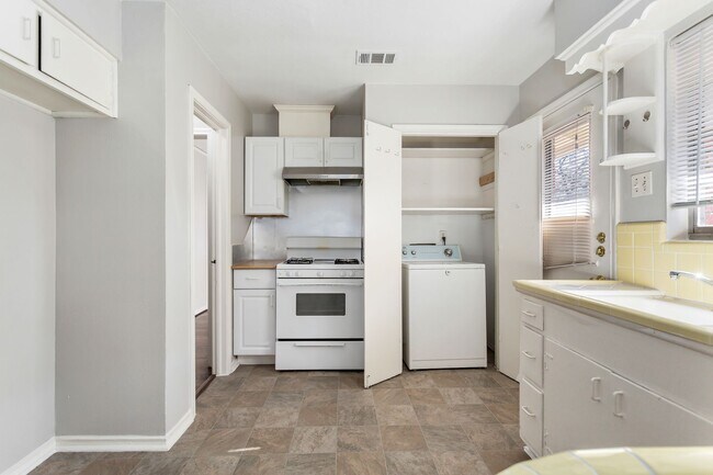 Building Photo - 6520/6522 SAINT MORITZ AVE