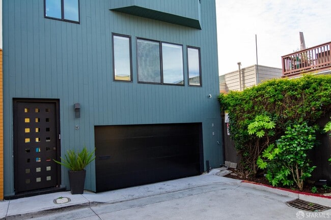 Building Photo - 5 Montague Pl