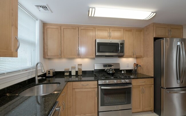 Building Photo - Brookline 2 Bed – Heat Included – In-Unit Laundry – No Fee – 8/5