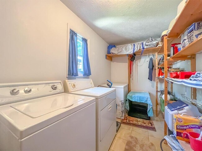 Building Photo - 1924 Harriet Dr