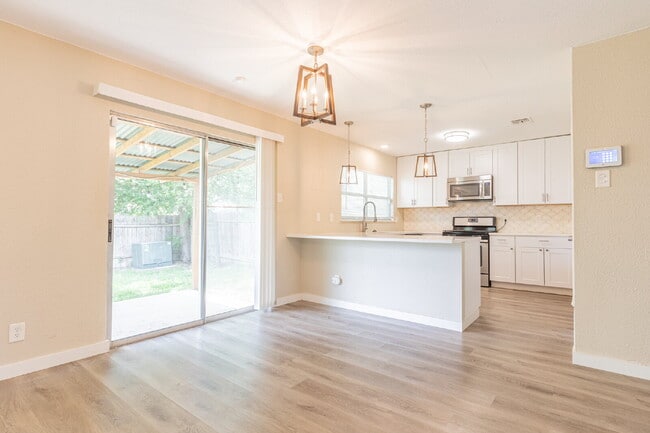 Building Photo - 1366 Bayou Dr