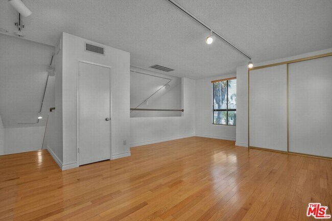 Building Photo - 938 5th St