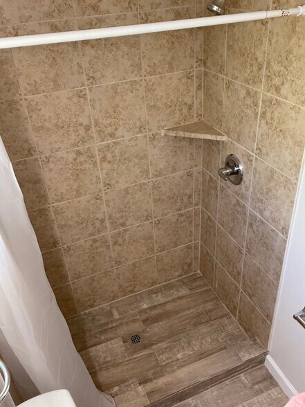 SHOWER - 1746 Martina Ave