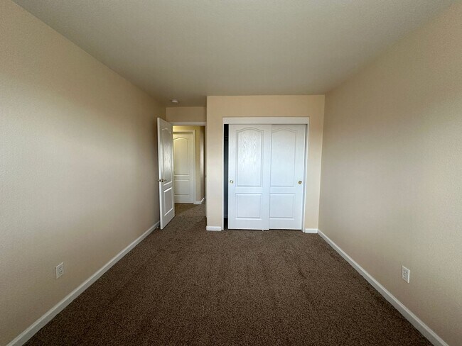 Building Photo - Country living in this single story 3 bedr...