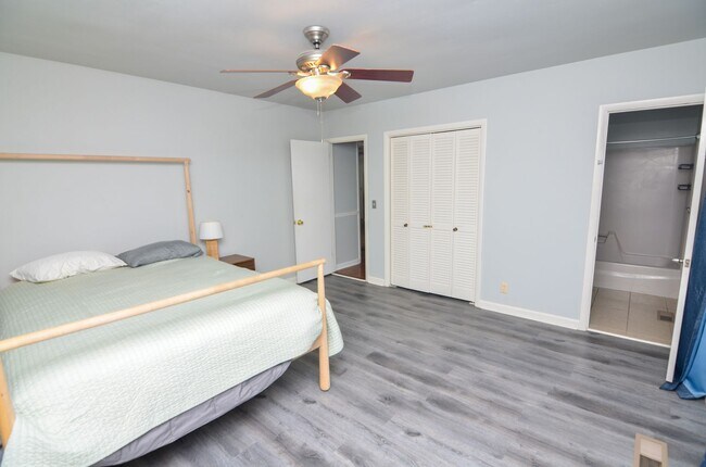 Building Photo - 815 Neartop Dr
