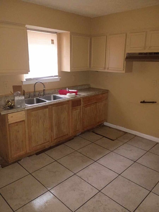 Building Photo - 726 Richmond Ave