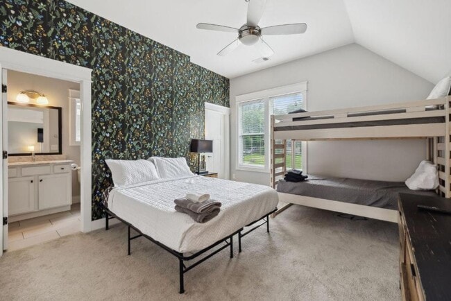 Building Photo - 1405B Stainback Ave